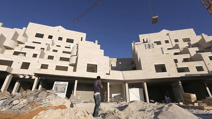 Palestinian labourers work on a construction site in Pisgat Zeev, an urban settlement in an area Israel annexed to Jerusalem after capturing it in the 1967 Middle East war, July 28, 2013. Prime Minister Benjamin Netanyahu on Sunday urged divided rightists in his cabinet to approve the release of 104 Arab prisoners in order to restart peace talk with the Palestinians. The prisoner release would allow Netanyahu to sidestep other Palestinian demands, such as a halt to Jewish settlement expansion. REUTERS/Baz R