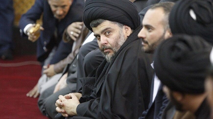 Iraqi Shi'ite cleric Moqtada al-Sadr (C) takes part in Friday prayers participated by Sunni and Shi'ite Muslim worshippers in a gesture of unity at the Abdul Qadir Gilani Mosque in Baghdad January 4, 2013.  REUTERS/Thaier Al-Sudani (IRAQ - Tags: RELIGION) - RTR3C3HZ