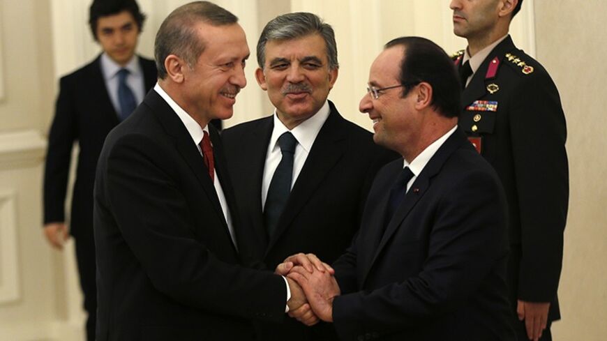 France's President Francois Hollande (front R) shakes hands with Turkey's Prime Minister Tayyip Erdogan (front L) as they are accompanied by President Abdullah Gul during a dinner at the Presidential Palace in Ankara January 27, 2014. REUTERS/Umit Bektas (TURKEY - Tags: POLITICS) - RTX17XCL