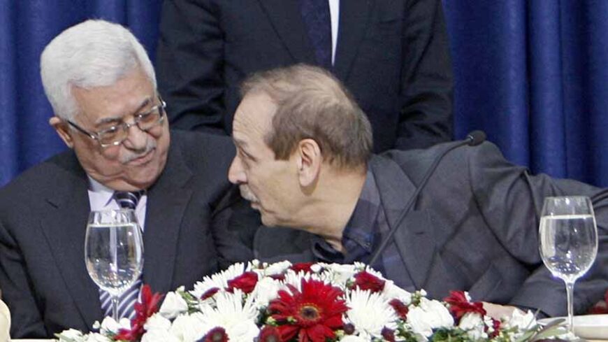 Palestinian President Mahmoud Abbas (C) sits between his senior aide Yasser Abed Rabbo (R) and Amram Mitzna (L), a retired general and ex-leader of Israel's Labour party, during a meeting with members of the Middle East peace plan dubbed the Geneva Initiative, in the West Bank city of Ramallah December 19, 2010. REUTERS/Mohamad Torokman (WEST BANK - Tags: POLITICS) - RTXVVUZ
