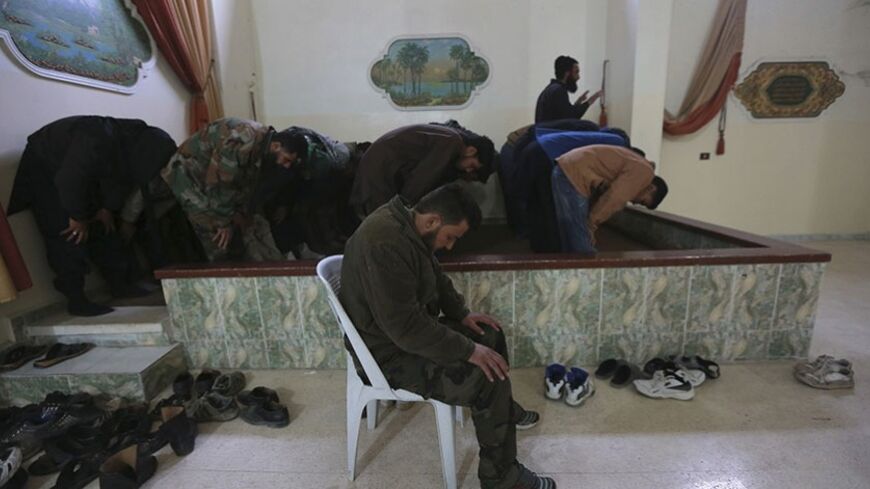 Fighters from Ahrar al-Sham brigade pray inside their base in Arbeen, in the eastern Damascus suburb of Ghouta, March 6, 2014. Picture taken March 6, 2014. REUTERS/Bassam Khabieh (SYRIA - Tags: POLITICS CIVIL UNREST CONFLICT) - RTR3G5VJ