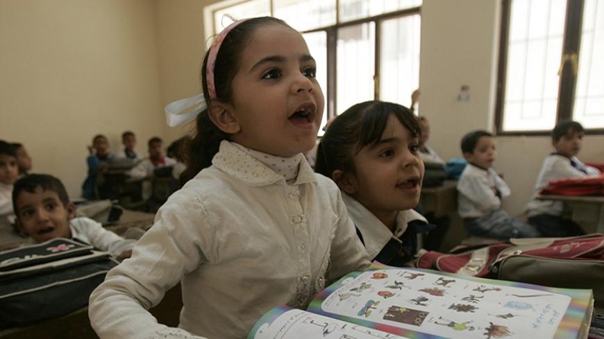 Pupils recite during a lesson in a public school in Baghdad's Sadr City November 15, 2007. REUTERS/Kareem Raheem (IRAQ) - RTXJPE