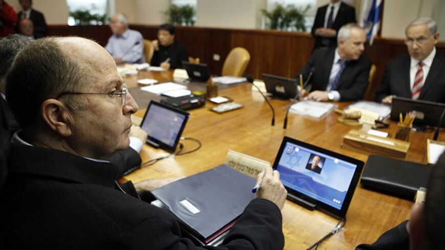 Israel's Defence Minister Moshe Yaalon (L) attends the weekly cabinet meeting in Jerusalem April 21, 2013. REUTERS/Gali Tibbon/Pool (JERUSALEM - Tags: POLITICS) - RTXYU9T