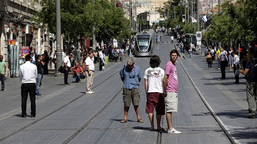 People stand still as a two-minute air raid siren is sounded marking Holocaust Remembrance Day in Jerusalem April 28, 2014. Israel on Monday marked the annual memorial day commemorating the six million Jews killed by the Nazis during World War Two. REUTERS/Ronen Zvulun (JERUSALEM - Tags: ANNIVERSARY CONFLICT) - RTR3MVOX