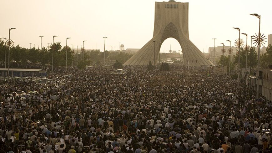 Demonstrators head towards Azadi (freedom) square during a rally in support of defeated presidential candidate Mirhossein Mousavi in western Tehran June 15, 2009.  REUTERS/Caren Firouz  (IRAN POLITICS ELECTIONS CONFLICT) - RTR24ORZ