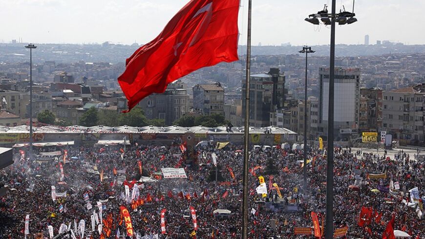 Anti-government protesters gather for a rally in Istanbul's Taksim square June 9, 2013. Turkish protest organisers called for a demonstration on Sunday to keep up pressure on the government to sack those responsible for a violent police crackdown and to abandon plans to redevelop a central Istanbul square. REUTERS/Yannis Behrakis (TURKEY - Tags: CIVIL UNREST POLITICS) - RTX10HI9