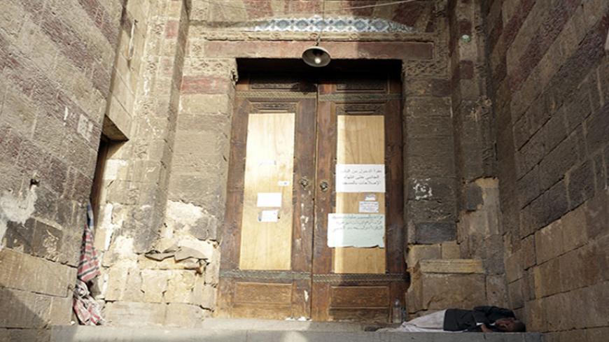 A man sleeps in front of a mosque on a street in Islamic Cairo May 19, 2014.  REUTERS/Asmaa Waguih(EGYPT - Tags: SOCIETY) - RTR3PW46