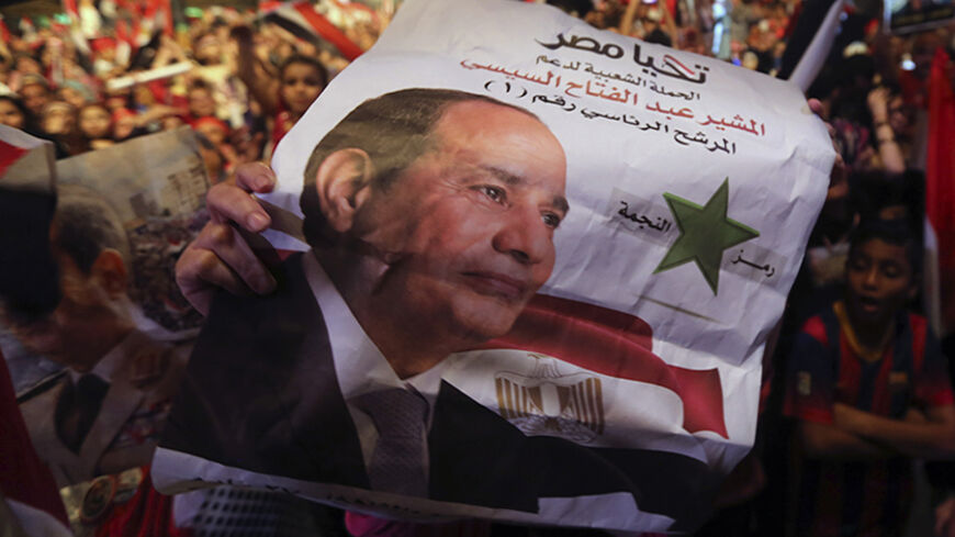 Egyptians gather outside the presidential palace to celebrate former Egyptian army chief Abdel Fattah al-Sisi's victory in the presidential vote in Cairo June 5, 2014. REUTERS/Mohamed Abd El Ghany (EGYPT - Tags: POLITICS) - RTR3SF4Z