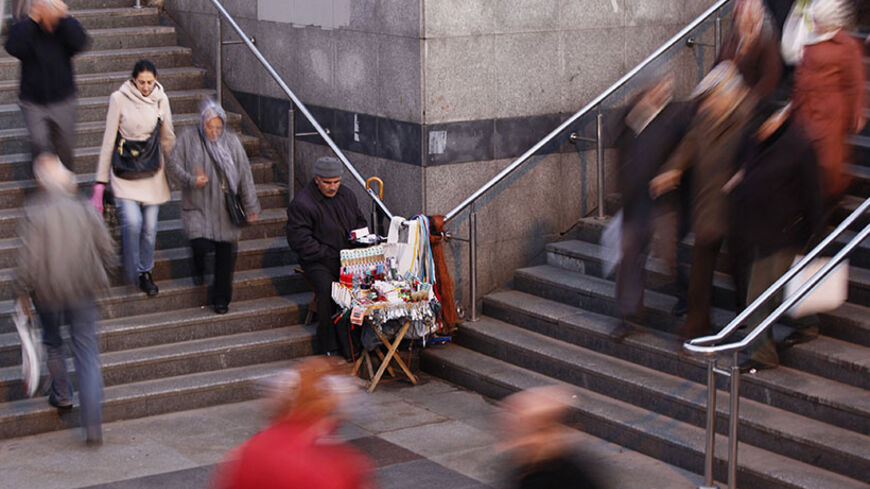 A street vendor waits for customers in Istanbul November 26, 2012. Through a decade of almost uninterrupted expansion, in which Turkey has established its economic and diplomatic clout as a Muslim democracy bridging Europe and the Middle East, the gap between the rich and poor has barely budged. Picture taken November 26, 2012. To match TURKEY-UNEMPLOYMENT/   REUTERS/Murad Sezer  (TURKEY - Tags: BUSINESS EMPLOYMENT POLITICS) - RTR3AYYA