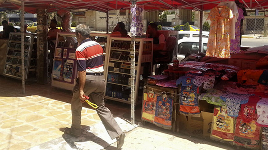 Residents shop at a market in the city of Mosul, June 24, 2014. U.S. Secretary of State John Kerry urged leaders of Iraq's autonomous Kurdish region on Tuesday to stand with Baghdad in the face of a Sunni insurgent onslaught that threatens to dismember the country. Picture taken June 24, 2014. REUTERS/Stringer (IRAQ - Tags: CIVIL UNREST POLITICS CONFLICT BUSINESS SOCIETY) - RTR3VNJC