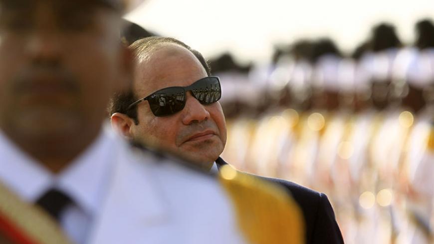 Egypt's President Abdel Fattah al-Sisi inspects the guard of honour with Sudan's President Omar al-Bashir (not seen) upon arriving at Khartoum International Airport in Khartoum June 27, 2014. REUTERS/Mohamed Nureldin Abdallah (SUDAN - Tags: POLITICS) - RTR3W4M0