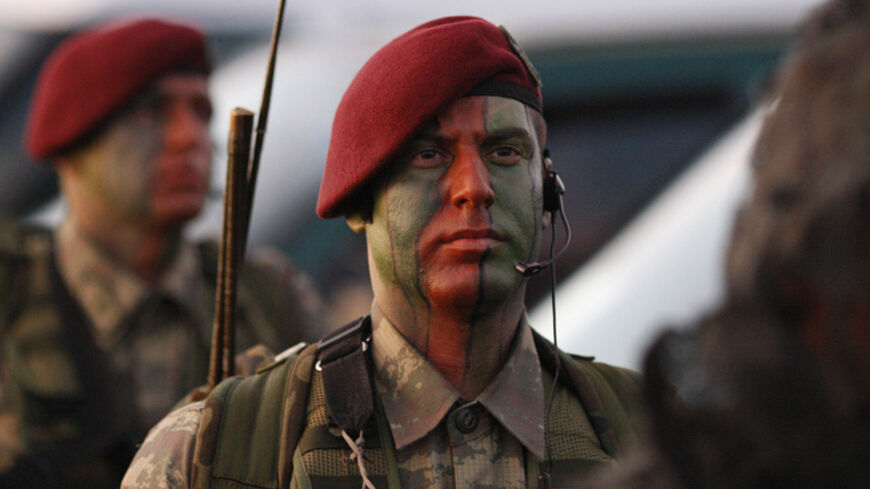 Turkish army special force members stand guard during the EFES-2010 military exercise in Izmir May 25, 2010. REUTERS/ Osman Orsal (TURKEY - Tags: MILITARY) - RTR2ECRC