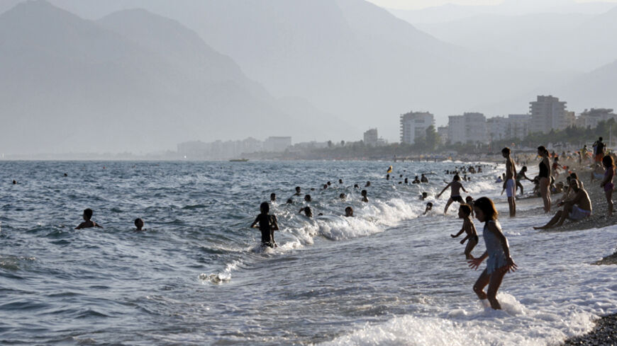 People play on the shore of a beach in the Mediterranean coastal city of Antalya, September 6, 2007. REUTERS/Fatih Saribas(TURKEY) - RTR1TIKC