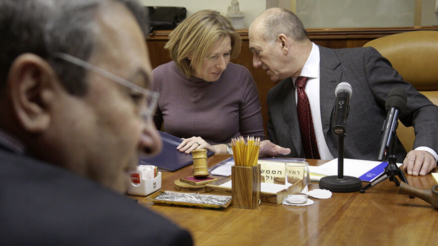 Israel's Defence Minister Ehud Barak (L) sits across from Prime Minister Ehud Olmert (R) and Foreign Minister Tzipi Livni during the weekly cabinet meeting in Jerusalem February 15, 2009. REUTERS/Emil Salman/JINI/Pool (JERUSALEM) - RTXBNIE