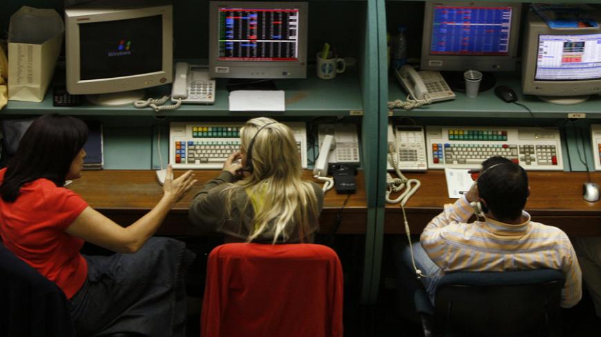 Traders work during the afternoon session on the floor of the Stock Exchange in Istanbul September 18, 2008. Turkish stocks fell to their lowest level in three years and bond yields topped 20 percent in a sharp sell-off on Thursday on a wave of risk aversion exacerbated by market closures in neighbouring Russia.   REUTERS/Fatih Saribas  (TURKEY) - RTR220LR
