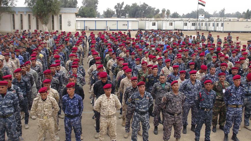 Sunni tribal fighters take part in a military training to fight against militants of the Islamic State, on the outskirt of Ramadi, west of Baghdad, November 16, 2014.  Picture taken November 16, 2014.   REUTERS/Ali al-Mashhadani (IRAQ - Tags - Tags: CONFLICT MILITARY) - RTR4EG9J
