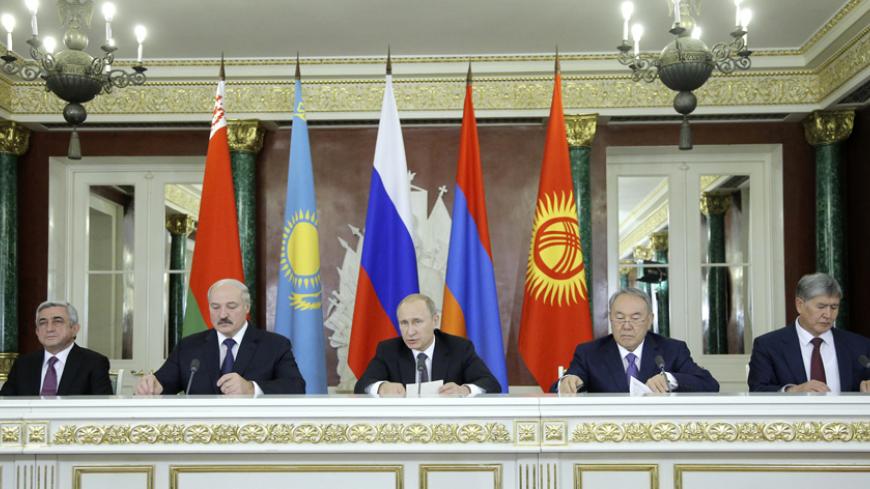 Armenia's President Serzh Sargsyan (L-R), Belarus President Alexander Lukashenko, Russia's President Vladimir Putin, Kazakhstan's President Nursultan Nazarbayev and Kyrgyzstan's President Almazbek Atambayev attend a news conference after a meeting of the Eurasian Economic Union at the Kremlin in Moscow, December 23, 2014. REUTERS/Maxim Shipenkov (RUSSIA - Tags: BUSINESS POLITICS) - RTR4J3ML