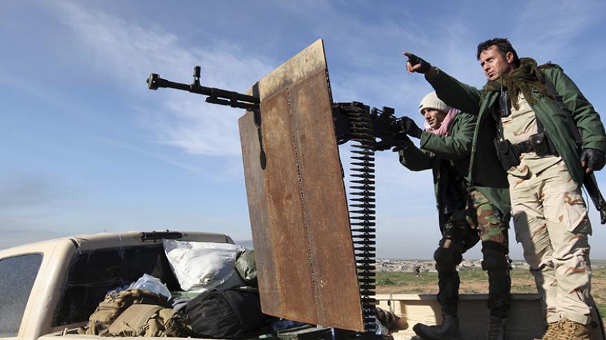 Kurdish Peshmerga fighters keep watch during the battle with Islamic State militants on the outskirts of Mosul January 21, 2015. Kurdish forces in northern Iraq said on Wednesday they had cleared Islamic State insurgents from nearly 500 square kilometres of territory and broken a key IS supply line between the city of Mosul and strongholds to the west near Syria. REUTERS/Azad Lashkari (IRAQ - Tags: CIVIL UNREST CONFLICT MILITARY POLITICS) - RTR4MDFF