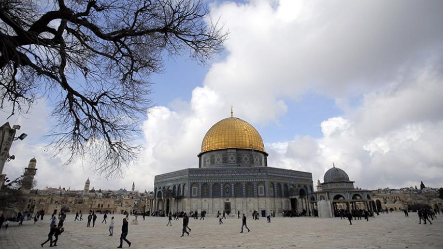 Palestinian worshippers walk past the Dome of the Rock on the compound known to Muslims as Noble Sanctuary and to Jews as Temple Mount in Jerusalem's Old City January 16, 2015. REUTERS/Ammar Awad(JERUSALEM - Tags: RELIGION SOCIETY) - RTR4LPDM