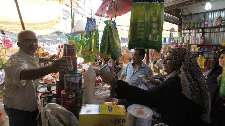 Residents shop ahead of the Muslim fasting month of Ramadan at the Shorja wholesale market in central Baghdad, June 28, 2014. REUTERS/Ahmed Saad (IRAQ - Tags: RELIGION SOCIETY) - RTR3W674