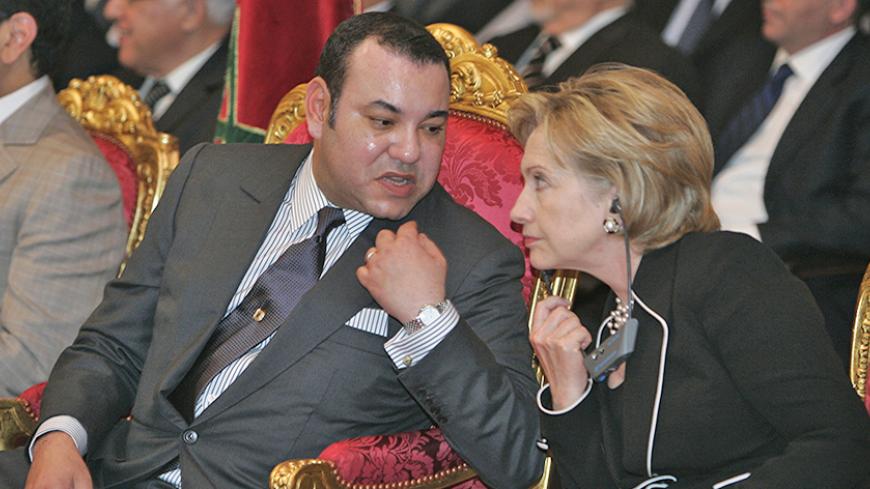Morocco's King Mohamed VI and U.S. Secretary of State Hillary Clinton (R) speak during the presentation of a solar energy project in Ouarzazate November 2, 2009. REUTERS/Rafael Marchante (MOROCCO ROYALS POLITICS ENVIRONMENT) - RTXQ9YQ