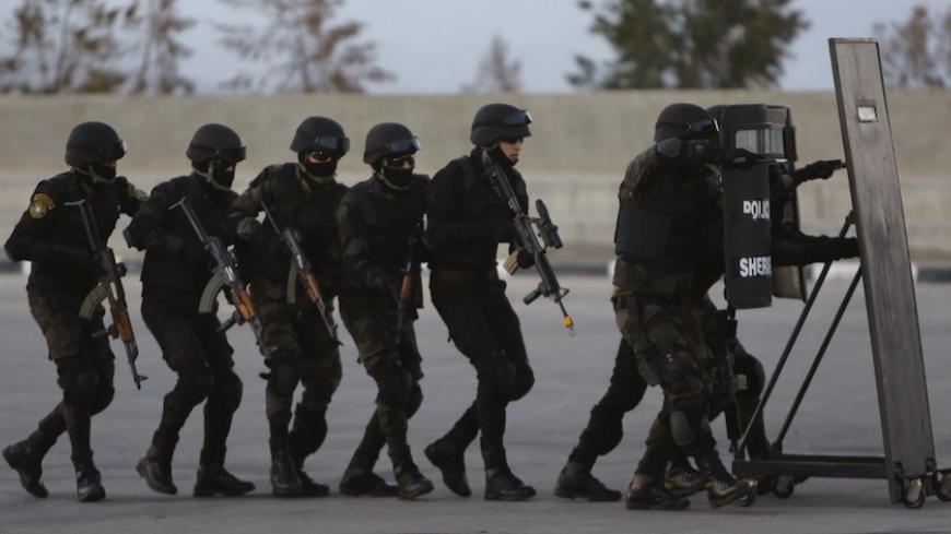 Members of Palestinian security forces demonstrate their skills during a military exercise in the West Bank city of Jericho March 20, 2015. REUTERS/Mussa Qawasma - RTR4U7ZR