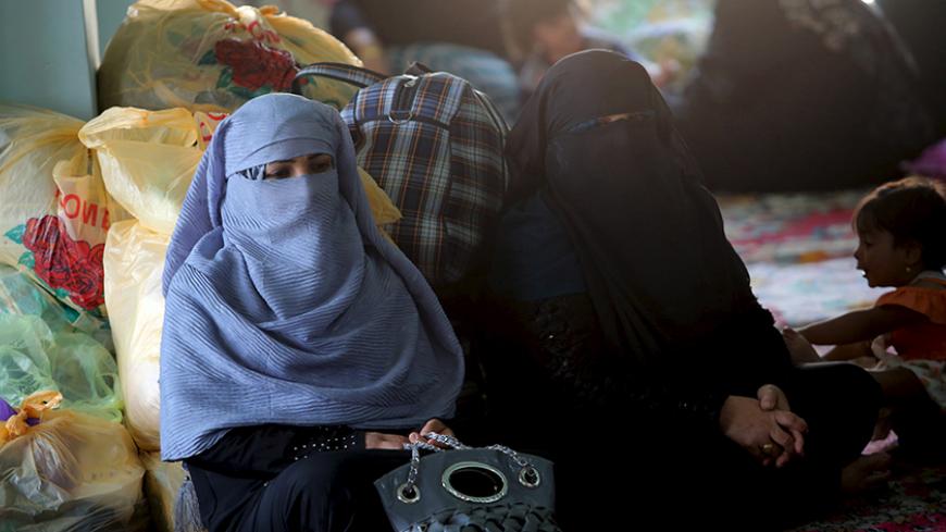Displaced Sunni people, who fled the violence in province of Anbar, settle at a mosque in Baghdad, April 19, 2015. More than 90,000 people have fled their homes in Iraq's western province of Anbar where Islamic State militants have been gaining ground over the past week, the United Nations said on Sunday. REUTERS/Stringer - RTR4XXH0
