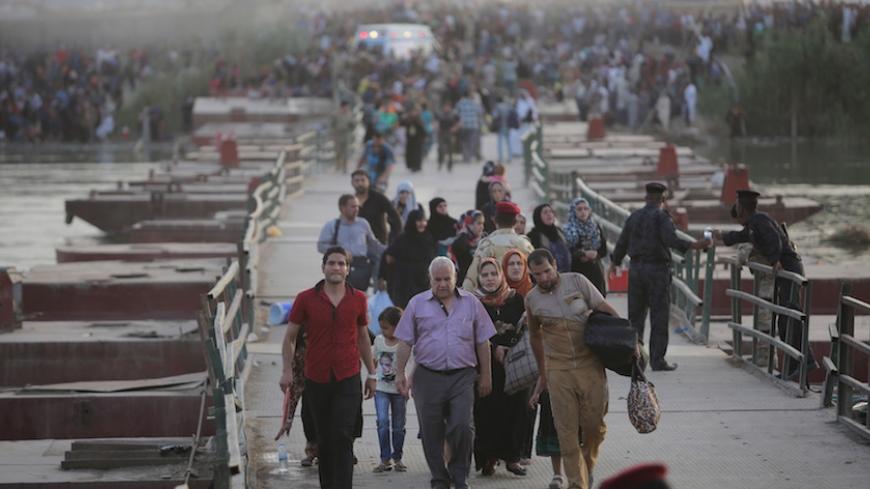 Displaced Sunni people, who fled the violence in the city of Ramadi, arrive at the outskirts of Baghdad, May 19, 2015.  Iraqi security forces on Tuesday deployed tanks and artillery around Ramadi to confront Islamic State fighters who have captured the city in a major defeat for the Baghdad government and its Western backers. REUTERS/Stringer - RTX1DOSG