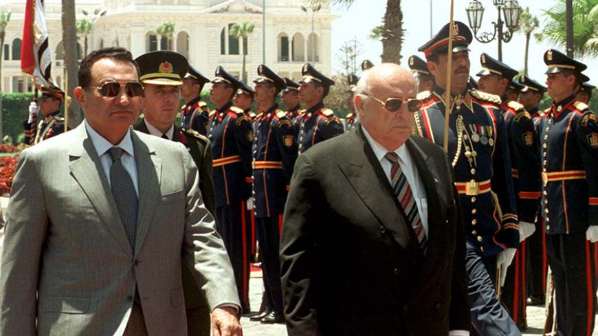 Egyptian President Hosni Mubarak (L) and his Turkish counterpart Suleyman Demirel review the Honor guard at Ras el Teen Presidential palace in Alexandria July 26. Both leaders will discuss economic and trade issues between both countries.
AN/GB - RTRQN5D