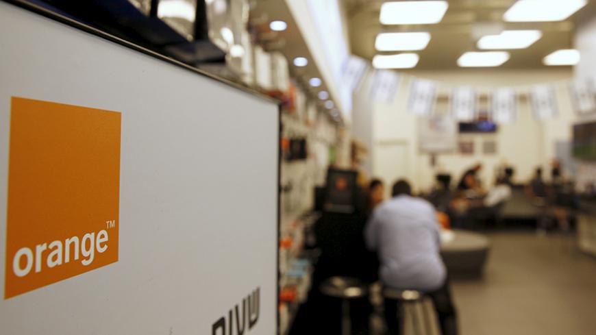 The logo of the Orange mobile company is seen in a store at a Jerusalem mall June 5, 2015. Israel protested to France on Thursday after the head of partly state-owned French telecom giant Orange said it intended to end a brand licensing deal with an Israeli firm, drawing accusations it was bending to a pro-Palestinian boycott movement. REUTERS/Ronen Zvulun - RTX1F7DB