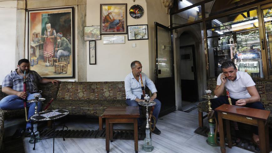Men smoke water pipes at a traditional cafe in Istanbul August 6, 2014.  Turkey holds its first direct presidential election on Sunday, with Prime Minister Tayyip Erdogan aiming to become head of state after dominating Turkish politics for more than a decade. REUTERS/Murad Sezer (TURKEY - Tags: POLITICS ELECTIONS SOCIETY) - RTR41GA7