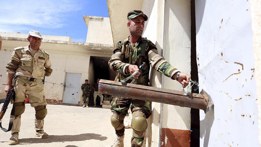 Kurdish peshmerga forces take part in a training session at a training camp on the outskirts of Dohuk province April 7, 2015. The coalition forces were training Kurdish peshmerga soldiers on how to fight in street battles.  REUTERS/Ari Jalal   - RTR4WE6F