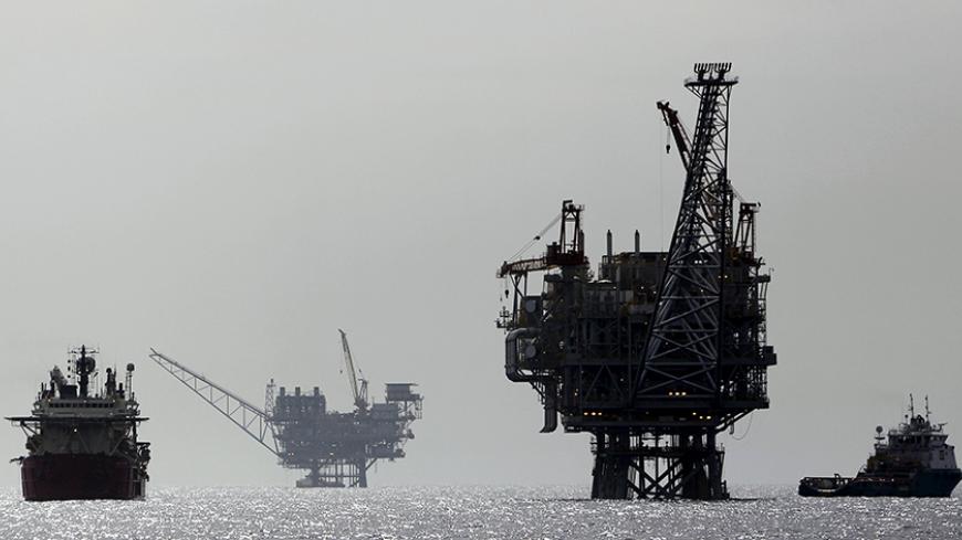 An Israeli gas platform, controlled by a U.S.-Israeli energy group, is seen in the Mediterranean sea, some 15 miles (24 km) west of Israel's port city of Ashdod, in this file picture taken February 25, 2013. Prime Minister Benjamin Netanyahu has won more time to overcome a political hurdle after parliament postponed a vote on authorising the government to secure a deal on developing Israel's natural gas fields. Picture taken February 25, 2013. REUTERS/Amir Cohen/Files - RTX1IDQQ