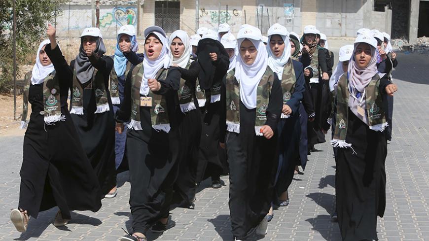 Palestinian girls exercise during a summer camp organized by Hamas movement in Rafah in the southern Gaza Strip August 10, 2015. REUTERS/Ibraheem Abu Mustafa - RTX1NQOD