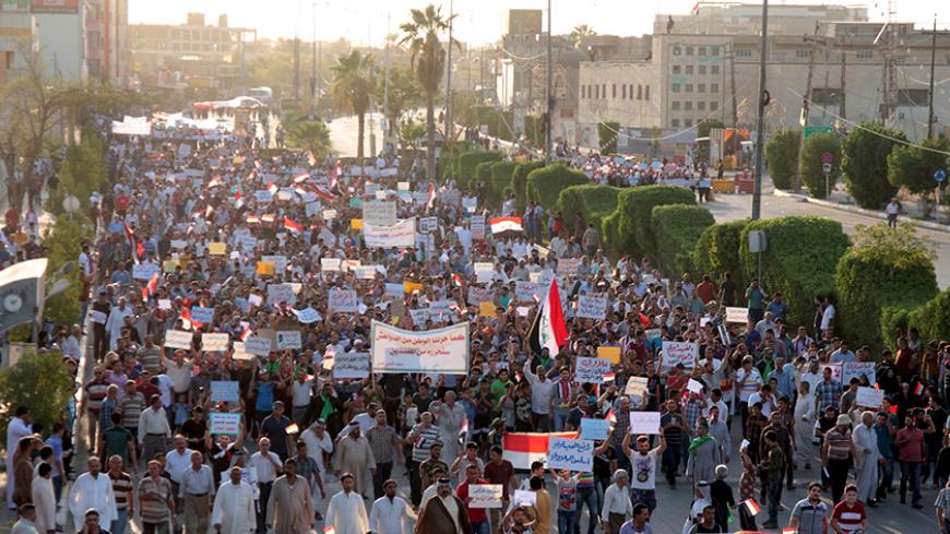 People shout slogans during a demonstration against corruption and poor services in regard to power cuts and water shortages, in Kerbala, southwest of Baghdad, August 14, 2015. Iraq's top Shi'ite Muslim cleric Grand Ayatollah Ali al-Sistani called on parliament and Prime Minister Haider al-Abadi on Friday to focus their anti-corruption campaign first on improving the judiciary.  REUTERS/Mushtaq Muhammed - RTX1OBB8