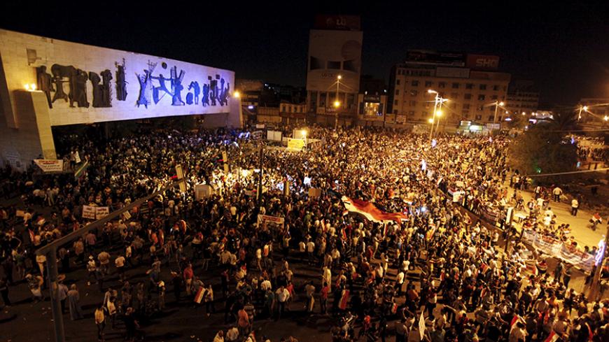 People shout slogans during a demonstration against corruption, poor services and power cuts in Baghdad, Iraq, August 21, 2015.  REUTERS/Ahmed Saad - RTX1P4DI
