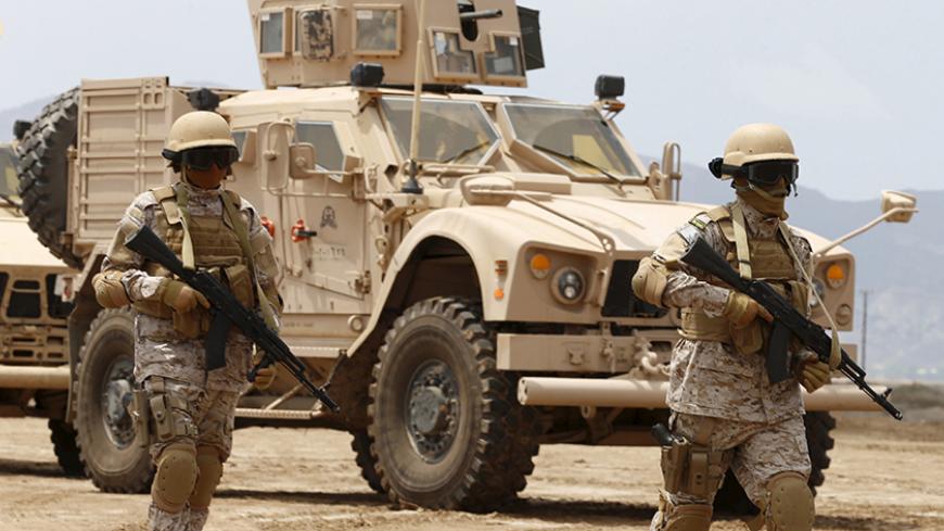 Saudi troops walk at their base in Yemen's southern port city of Aden September 28, 2015. REUTERS/Faisal Al Nasser  - RTX1SX8G