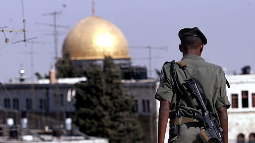 An Israeli border policeman keeps watch from atop the Damascus Gate in the Old City of Jerusalem July 23. Israel's Justice Minister Yossi Beilin said Sunday that he believed Israeli and Palestinian negotiators at Camp David would be able to resolve their disagreements over Jerusalem and sew up a deal. The fate of Jerusalem is thought to be the most formidable obstacle to an agreement at the Camp David peace summit near Washington DC.
NB/WS - RTR6KZI