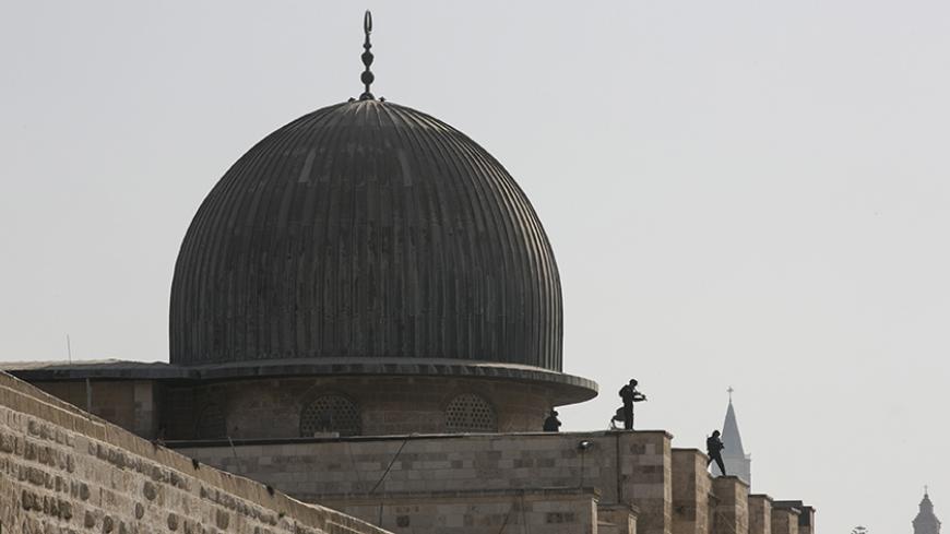 Israeli police officers take positions on the roof of the Al-Aqsa mosque during clashes with Palestinians in Jerusalem's Old City, September 15, 2015. The U.S. State Department on Monday voiced concern about violence at the compound surrounding Jerusalem's Al-Aqsa mosque, an area revered by Muslims as the Noble Sanctuary and by Jews as the Temple Mount. REUTERS/Baz Ratner TPX IMAGES OF THE DAY - RTS15G9