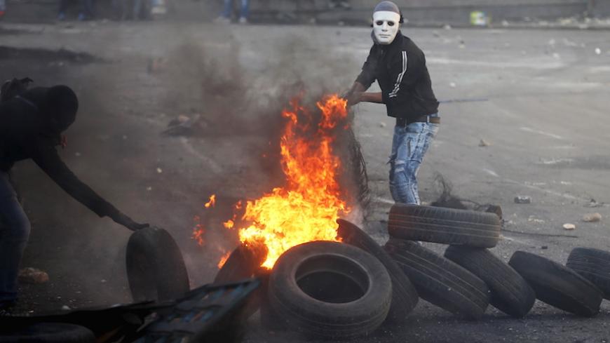 Palestinians clash with Israeli border police during clashes at a checkpoint between Shuafat refugee camp and Jerusalem October 9, 2015. In the past 10 days, four Israelis have been shot or stabbed to death in Jerusalem and the occupied West Bank, and at least a dozen have been wounded by Palestinians wielding knives or screwdrivers in stabbings in Tel Aviv and other Israeli cities. Several Palestinians have also been killed, and scores wounded in clashes with Israeli security forces during stone-throwing