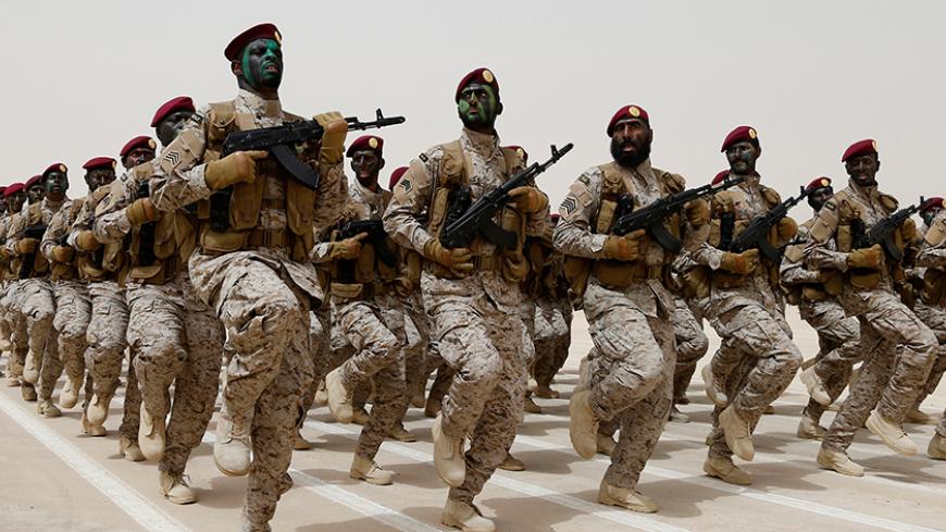 Saudi soldiers march during Abdullah's Sword military drill in Hafar Al-Batin, near the border with Kuwait April 29, 2014. REUTERS/Faisal Al Nasser (SAUDI ARABIA - Tags: MILITARY) - RTR3N4CO
