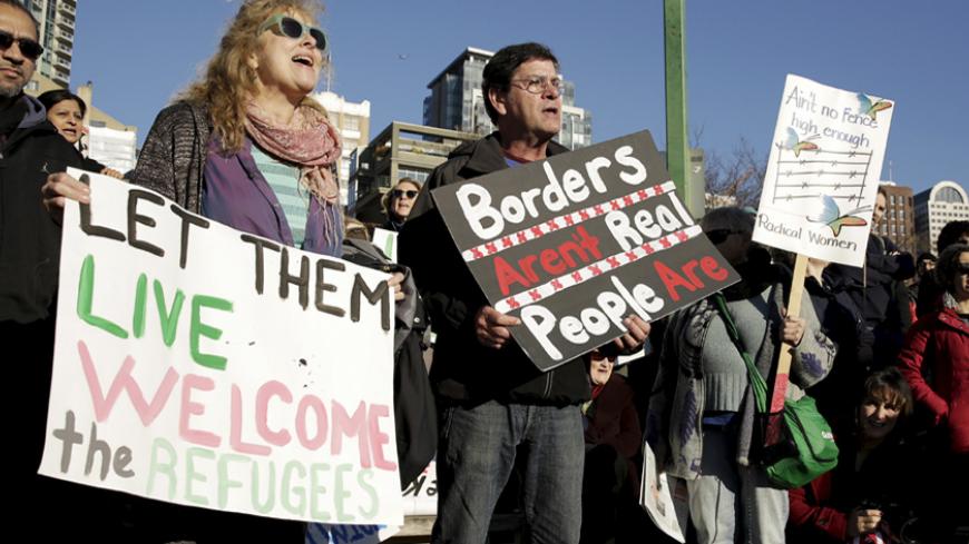 People participate in a pro-refugee protest organized by Americans for Refugees and Immigrants in Seattle, Washington November 28, 2015.  REUTERS/Jason Redmond - RTX1WAIZ