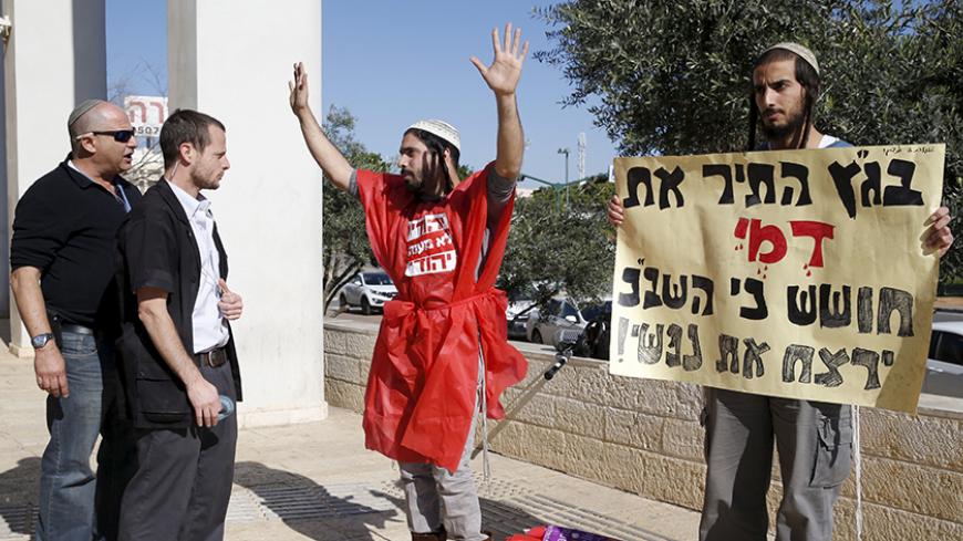 Court security guards watch as Israeli ultranationalists (R) protest against interrogation methods used by Israel's domestic security service, against suspects in a fatal arson attack in a West Bank village five months ago, during a court hearing in the case in Petah Tikva, Israel December 28, 2015. With Israel hinting indictments over the arson in the village of Duma, which killed 18-month-old Ali Dawabshe and his parents, may be imminent, some of the suspects' lawyers have accused the security agency - al