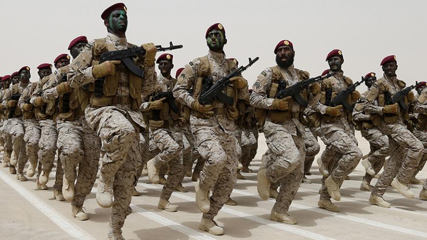 Saudi soldiers march during Abdullah's Sword military drill in Hafar Al-Batin, near the border with Kuwait April 29, 2014. REUTERS/Faisal Al Nasser (SAUDI ARABIA - Tags: MILITARY) - RTR3N4CO