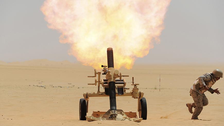 A Saudi soldier fires a mortar towards Houthi movement position, at the Saudi border with Yemen April 21, 2015. REUTERS/Stringer      TPX IMAGES OF THE DAY      - RTX19ON9