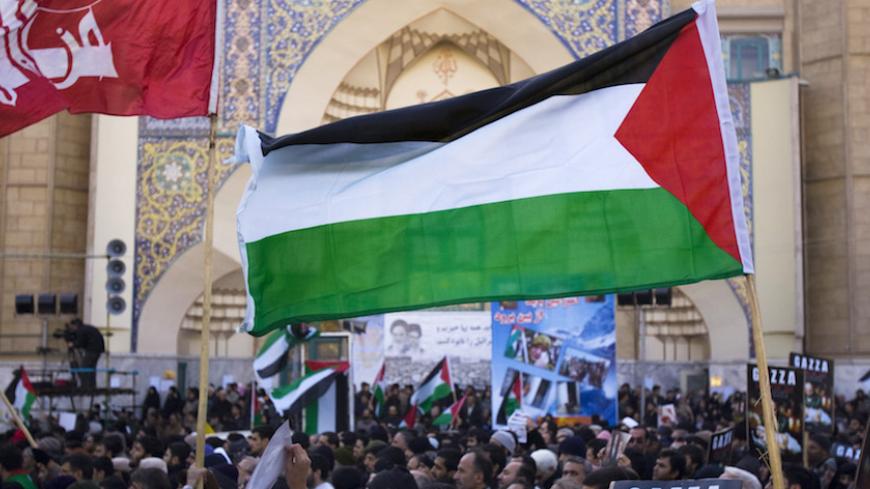 Iranian worshippers wave Palestinian flags during a protest against Israel's attacks on Gaza, after Friday prayers in Tehran, January 2, 2009. REUTERS/Morteza Nikoubazl (IRAN) - RTR22ZRW