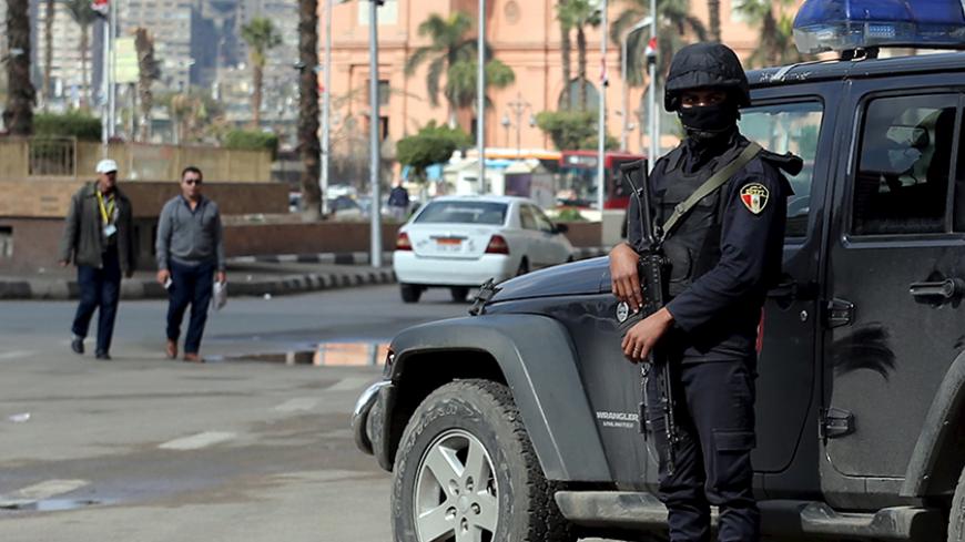 Members of security forces keep watch in Tahrir Square before the fifth anniversary of the January 25 uprising, in Cairo, Egypt, January 24, 2016. REUTERS/Mohamed Abd El Ghany - RTX23RJQ