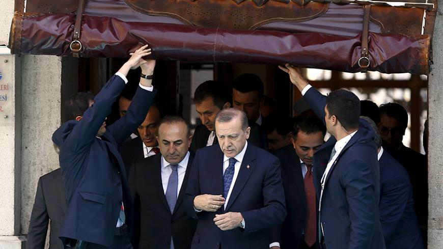 Turkish President Tayyip Erdogan leaves from the Ottoman-era Dolmabahce mosque after Friday prayers in Istanbul, Turkey April 15, 2016. REUTERS/Murad Sezer - RTX2A3RC