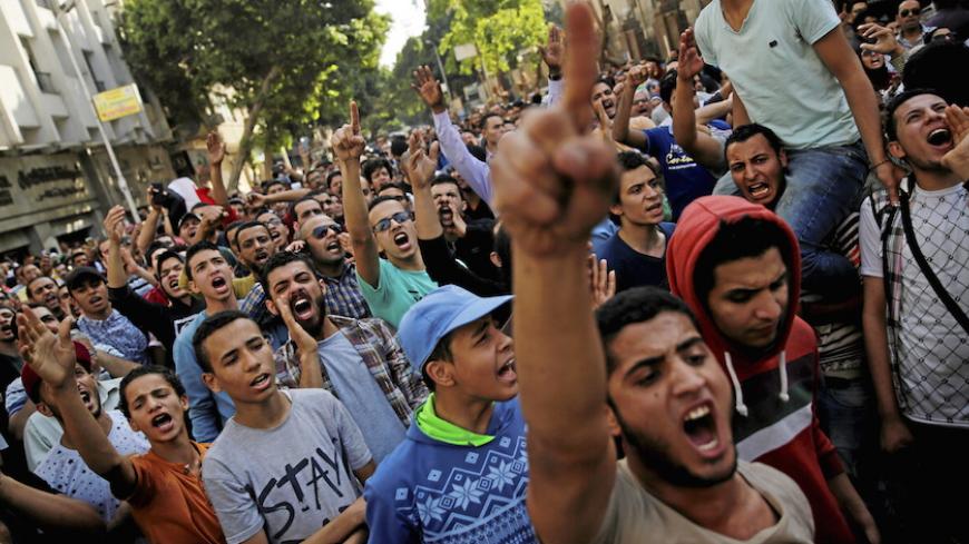 Egyptian protesters and Muslim Brotherhood members shout slogans against President Abdel Fattah al-Sisi and the government during a demonstration protesting the government's decision to transfer two Red Sea islands to Saudi Arabia, in front of the Press Syndicate in Cairo, Egypt, April 15, 2016. REUTERS/Amr Abdallah Dalsh - RTX2A5NC