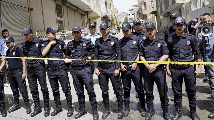 Police secure the scene after two rockets hit the Turkish town of Kilis near the Syrian border, Turkey, April 24, 2016. REUTERS/Umit Bektas - RTX2BEBD